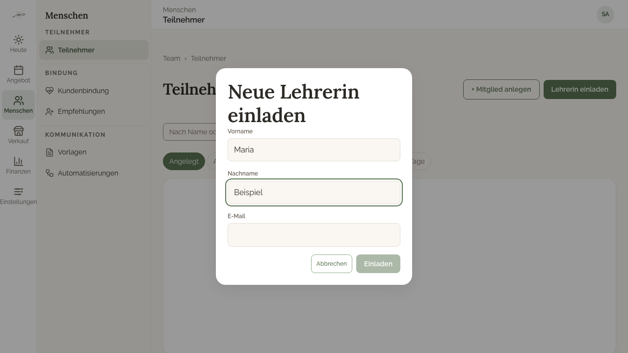 Trage Vorname und Nachname der Lehrerin ein.