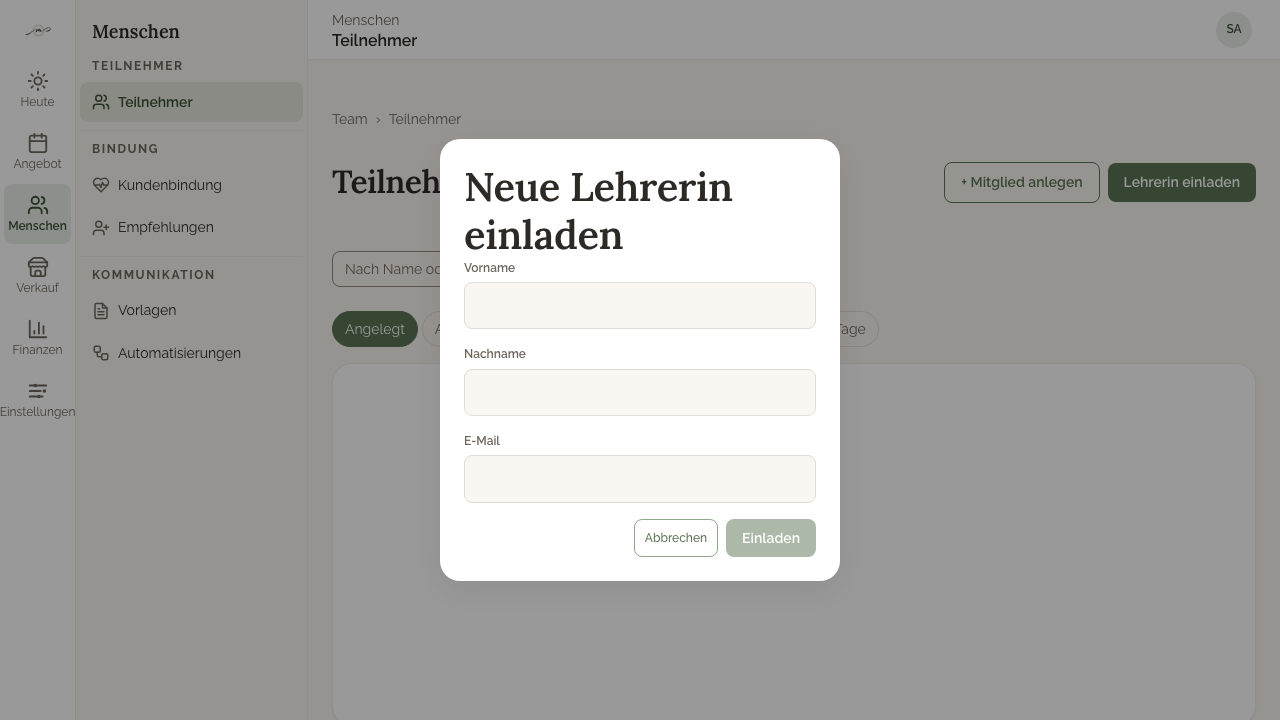 Klicke oben rechts auf Lehrerin einladen. Es öffnet sich das Fenster „Neue Lehrerin einladen“.