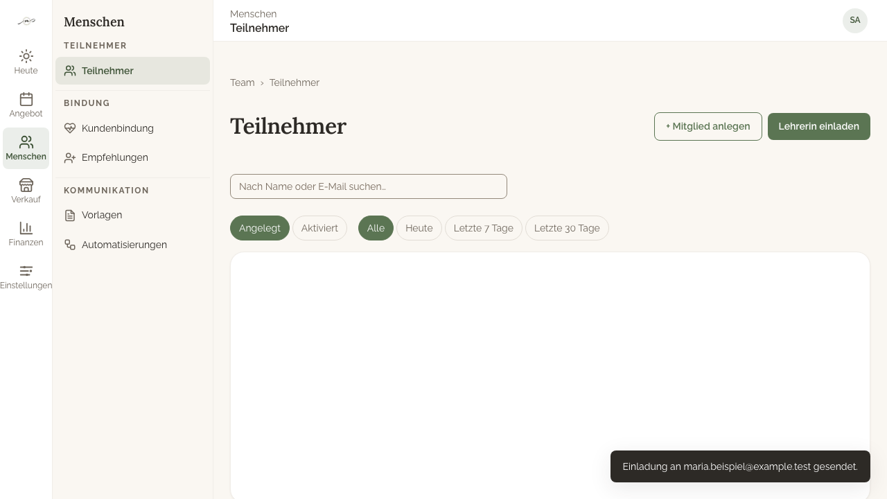 Klicke auf Einladen. Die Lehrerin bekommt eine Nachricht mit einem Aktivierungslink, über den sie ihr Passwort festlegt.